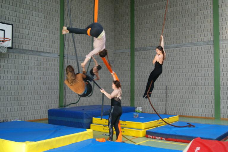 Cours tissu aérien adulte et 14 ans+ débutant·es Laeken  | ECCIVOL 2025-2026
