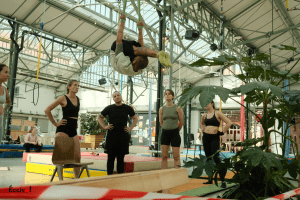 Le Brussels Aerial Meeting 2026 a réuni à Bruxelles des passionné·es de tissu aérien, cerceau et corde autour d’ateliers, de rencontres et d’improvisation. 