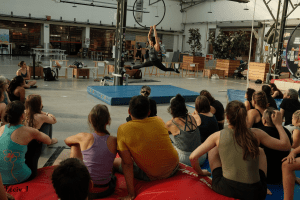 Le Brussels Aerial Meeting 2026 a réuni à Bruxelles des passionné·es de tissu aérien, cerceau et corde autour d’ateliers, de rencontres et d’improvisation. 