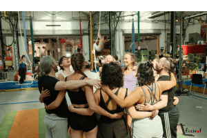 Le Brussels Aerial Meeting 2026 a réuni à Bruxelles des passionné·es de tissu aérien, cerceau et corde autour d’ateliers, de rencontres et d’improvisation. 