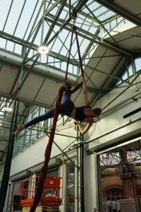 Cours de tissu aérien adulte à Laeken au Be-Here avec ÉCCIVOL